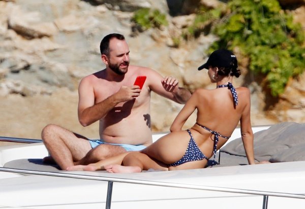 Emily Ratajkowski u društvu prijatelja odmara na Mykonosu