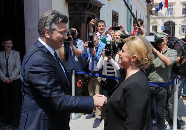 Andrej Plenković i Kolinda Grabar Kitarović ispred zgrade Vlade