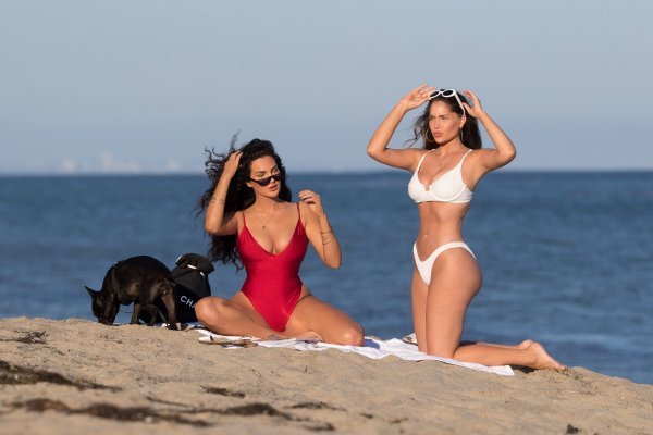 Natalie Halcro i Olivia Pierson uživaju na plaži