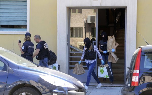 Policija iznosi prikupljene dokaze iz stana i kamiona napadača REUTERS/Jean-Pierre Amet