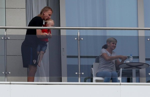 Domagoj Vida sa sinom Davidom i majkom Željkom na balkonu hotela