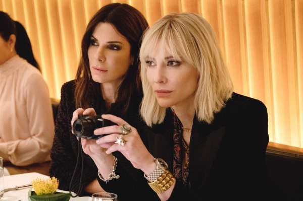 Cate Blanchett i Sandra Bullock u filmu Oceanovih osam