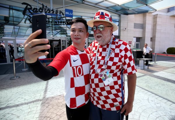 Soči: Navijači se zagrijavaju za utakmicu četvrtfinala SP Rusija - Hrvatska