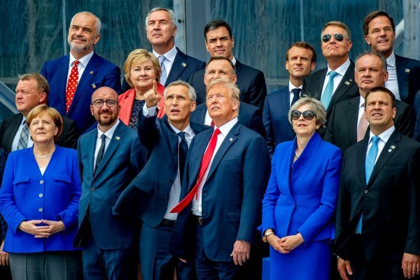 Trump s čelnicima država članica NATO saveza