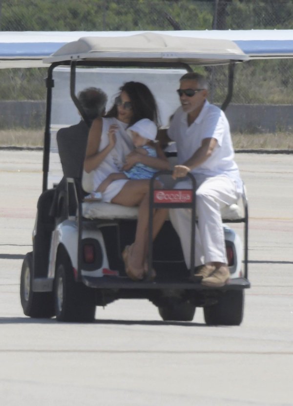 Ozlijeđeni George Clooney s obitelji napušta Sardiniju