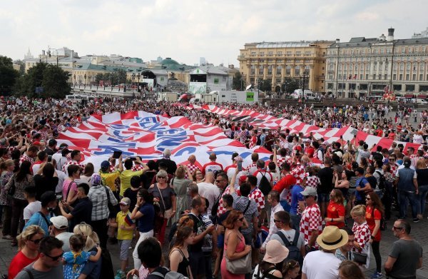 Moskva: Uoči utakmice s Francuskom navijači razvili divovsku zastavu