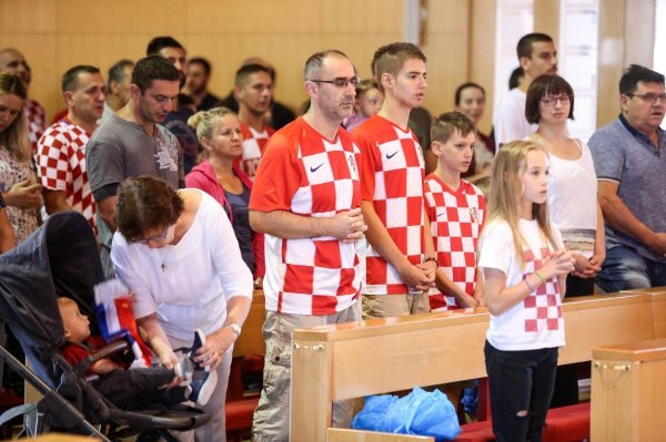 Zaprešić: Vjernici na misu stigli u hrvatskim dresovima