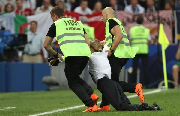 Osobe uletjele na teren i prekinule nakratko finale