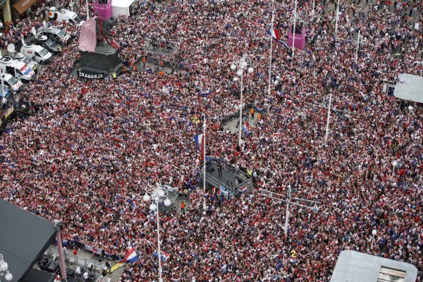 Trg bana Jelačića pun navijača