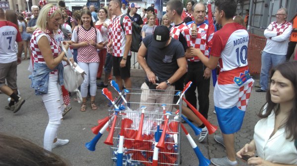 Mario iz Varšave je prodajući navijačke trube spojio ugodno s korisnim