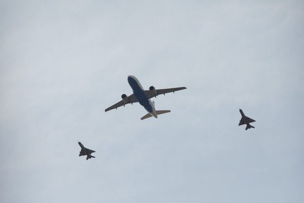 Zrakoplov s Vatrenima u pratnji MIG-ova