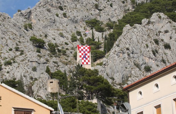 Omiš: Na tvrđavi Mirabela osvanuo divovski dres Ivana Perišića