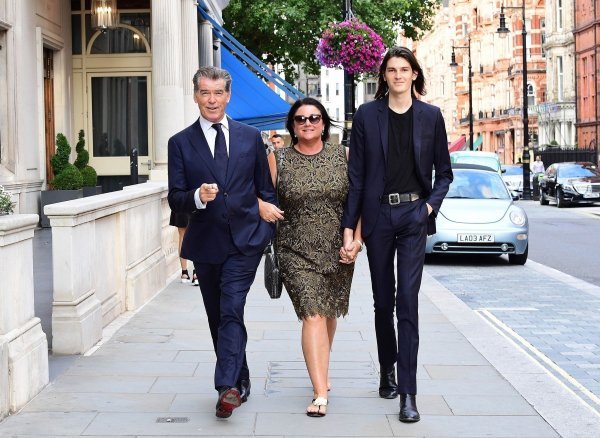 Pierce Brosnan i Keely Shaye Smith sa sinom Dylanom