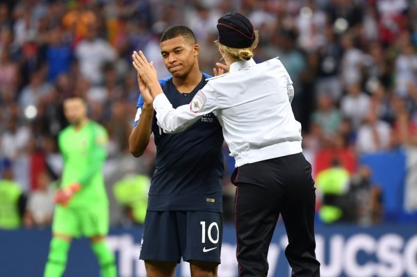 Pussy Riot, upad na teren tijekom finalne utakmice SP-a u Rusiji Hrvatska-Francuska