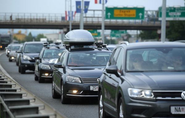 Pojačan promet na naplatnim kućicama Lučko