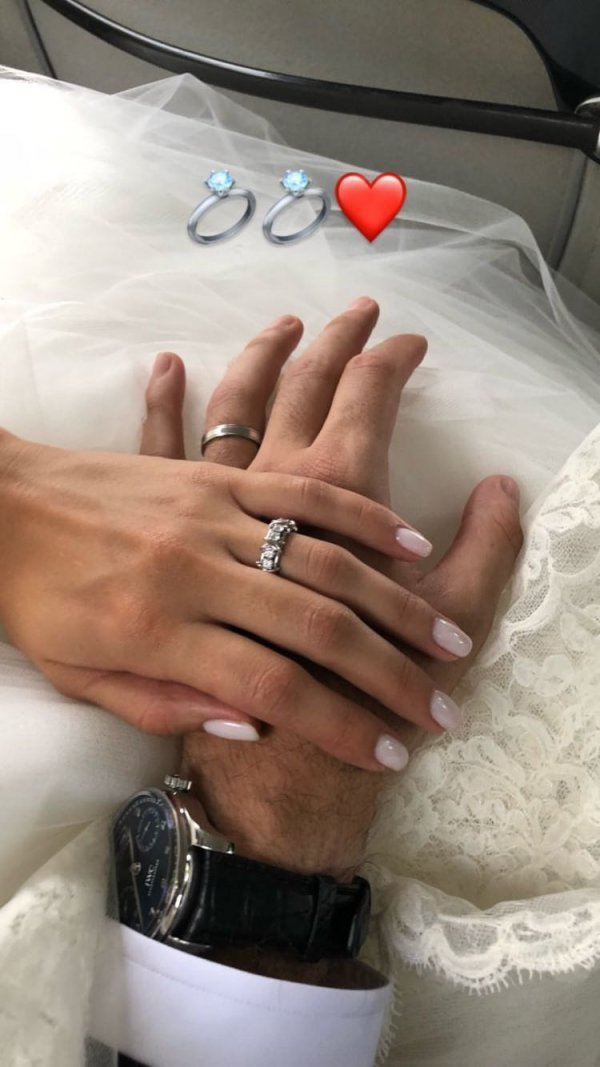 Par je objavio i fotografiju vjenčanog prstenja.