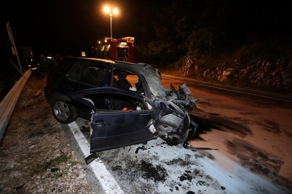 Dvije osobe poginule u teškoj prometnoj nesreći na DC66