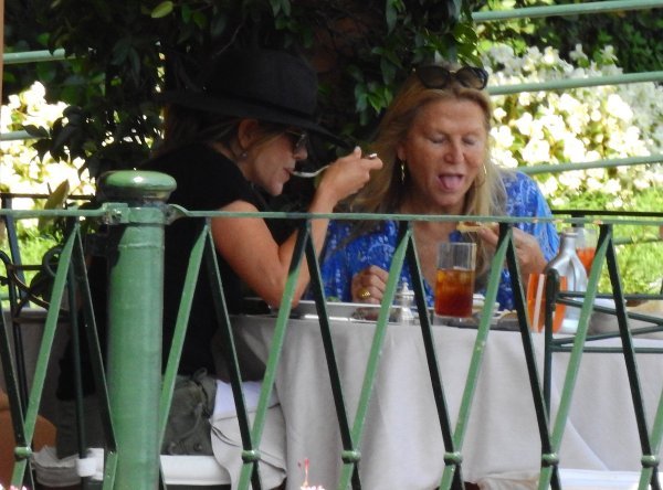 Jennifer Aniston s prijateljicom u Italiji