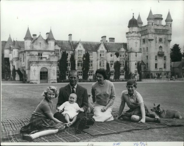 Kraljevska obitelj ispred dvorca Balmoral