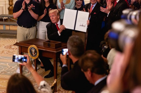 Trump je prošlog tjedna potpisao Zakletvu američkim radnicima, od koje malo tko ima koristi