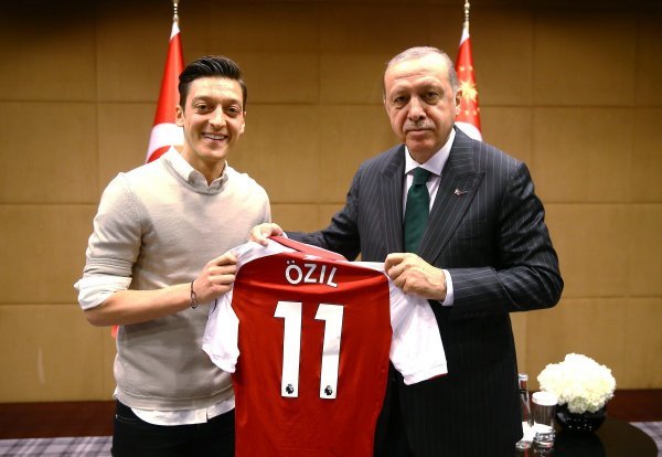 Mesut Özil u svibnju ove godine slikao se s turskim predsjednikom, što mnogi smatraju razlogom kritika na račun nogometaša