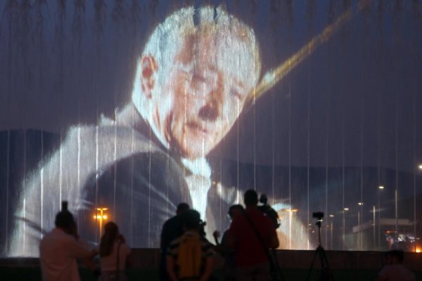 U čast Oliveru Dragojeviću na fontanama su projicirane njegove slike uz pratnju glazbe
