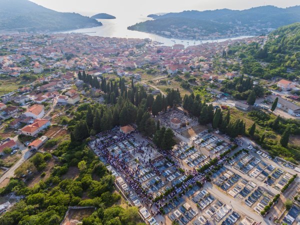 Posljednji ispraćaj Olivera Dragojevića u Veloj Luci iz zraka
