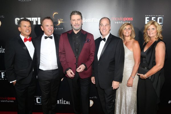 Glumac John Travolta te Rod Vanderbilt, Mitch Lowe i Ted Farnsworth iz MoviePassa na premijeri filma Gotti u New Yorku
