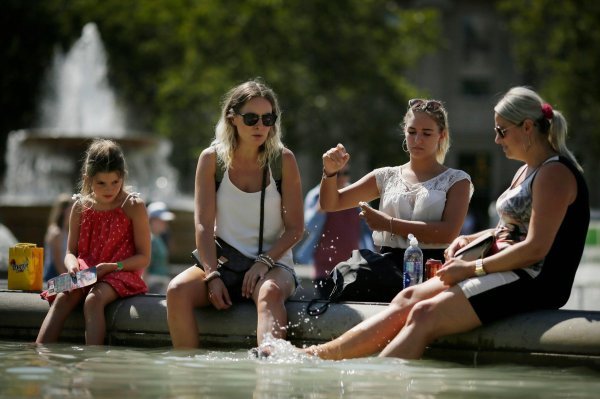 U Londonu građani su osvježenje tražili u fontanama