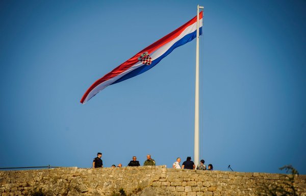 Podizanje hrvatske zastave na kninskoj tvrđavi