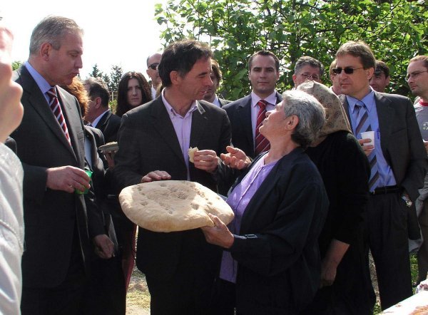 Ivo Sanader i Milorad Pupovac lome pogaču u zadarskim zaleđu u svibnju 2004.