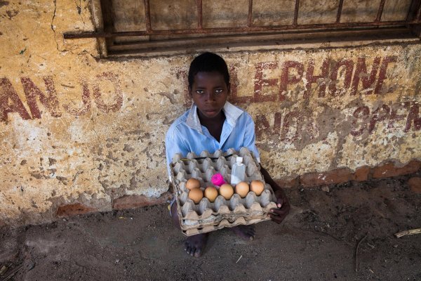 Zbog siromaštva i gladi ovaj dječak iz afričke države Malavi primoran je prodavati jaja 