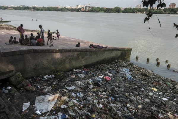 Smeće na obali rijeke Ganges snimljeno ovog ljeta