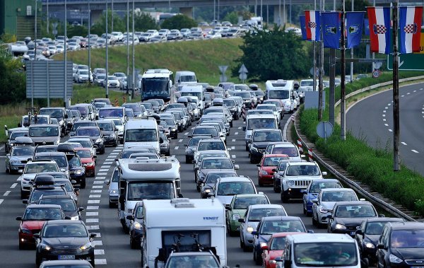 Zbog smjene turista na naplatnim kućicama Lučko nastaju kilometarske kolone