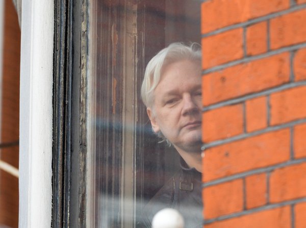 Julian Assange i dalje ne izlazi iz ambasade Ekvadora