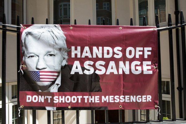 Nasuprot ekvadorskoj ambasadi razapet je protestni natpis, a prosvjedi pred ambasadom u kojima se traži oslobađanje Assangea gotovo su svakodnevica