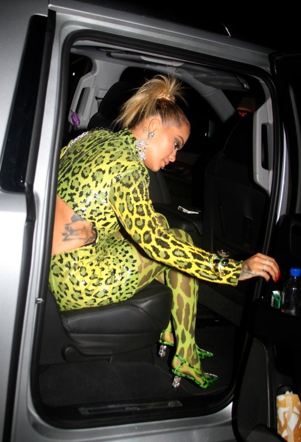 Rita Ora u kričavo-zelenoj leopard haljini