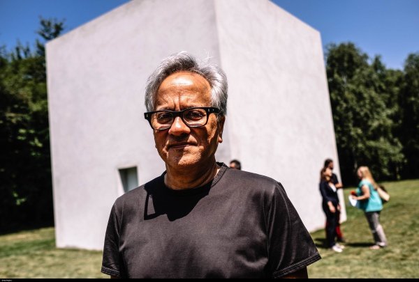 Anish Kapoor ispred rada 'Descent into Limbo' na otvaranju izložbe u muzeju Serralves u srpnju 2018.