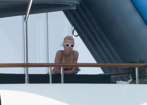 Claudia Schiffer s obitelji na odmoru