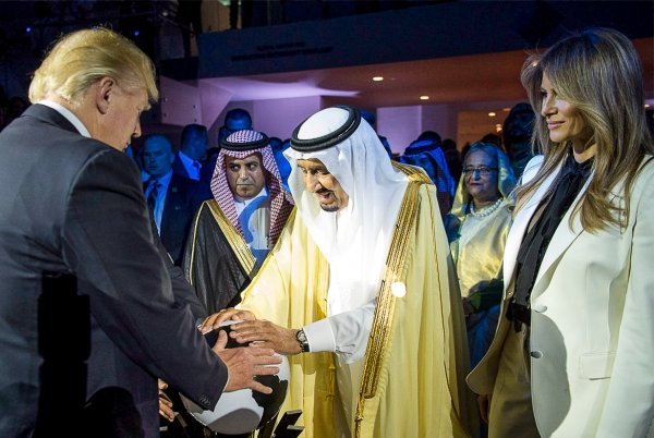 Američki predsjednik Donald Trump, saudijski kralj Salman Bin Abdulaziz Al Saud i američka prva dama Melania Trump. Stari kralj je samo formalno saudijski premijer