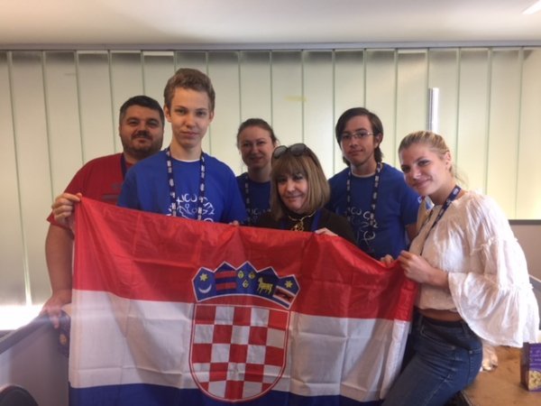 Slijeva nadesno: Boris Kržić, Leon Stjepan Uroić, Ana Sović Kržić, Laura Martin del Campo Steta (hrvatska počasna konzulica u Meksiku), Matej Đudarić i Nika Crnković