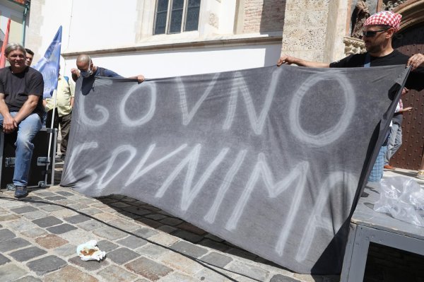 Nekoliko prosvjednika pred zgradom Sabora ostavilo pelenu s izmetom te su ga gađali jajima