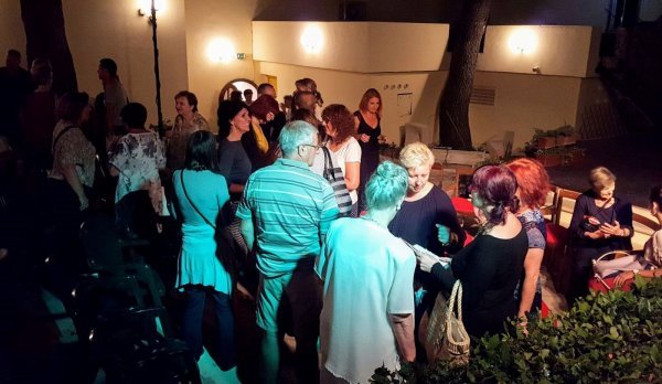 Odvalimo se poezijom