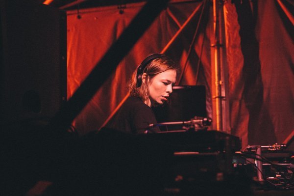 Nina Kraviz na glavnoj pozornici The Clearing