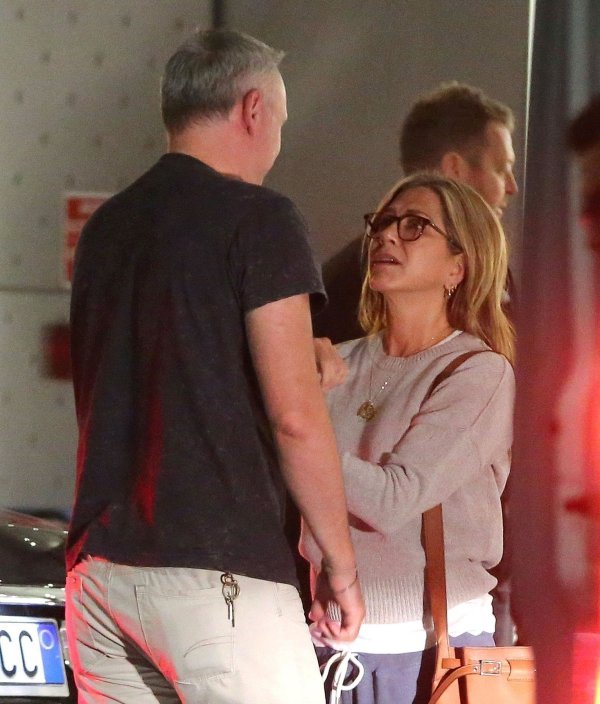 Jennifer Aniston u društvu nepoznata muškaraca