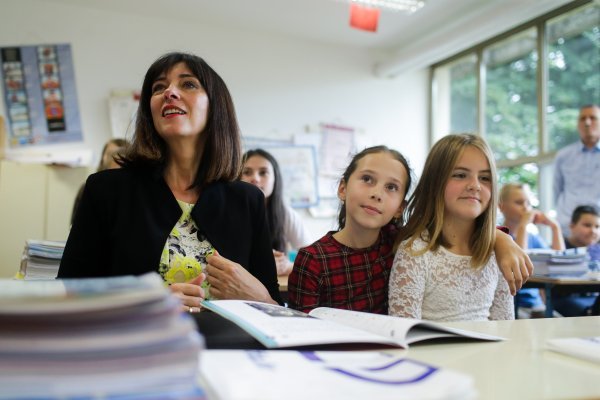 Štromar i Divjak obišli OŠ Milke Trnine koja je uvrštena u program "Škola za život"