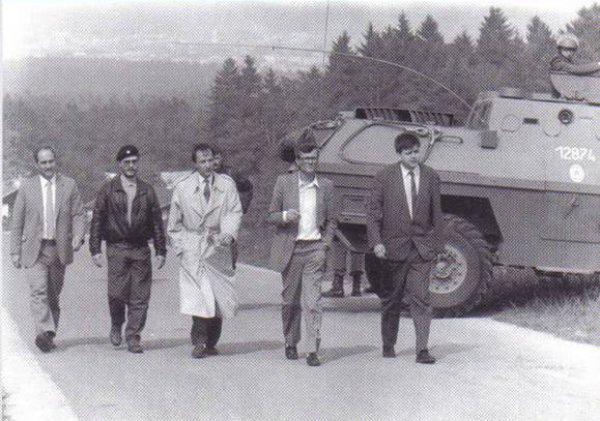 Šiško (drugi slijeva) tijekom rata za slovensku neovisnost