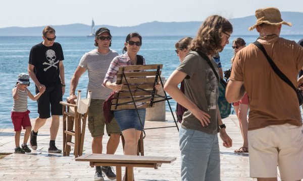 Prosvjedna akcija Građanski štekat na rivi protiv ilegalnih kafića