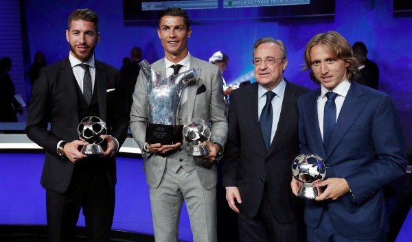 Slijeva: Sergio Ramos, Cristiano Ronaldo, Florentino Perez i Luka Modrić na dodjeli nagrada za 2017. godinu