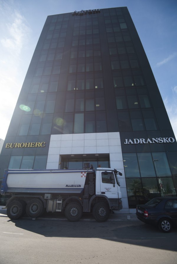 Kamionima zapriječen ulaz u zgradu AGRAM osiguranja